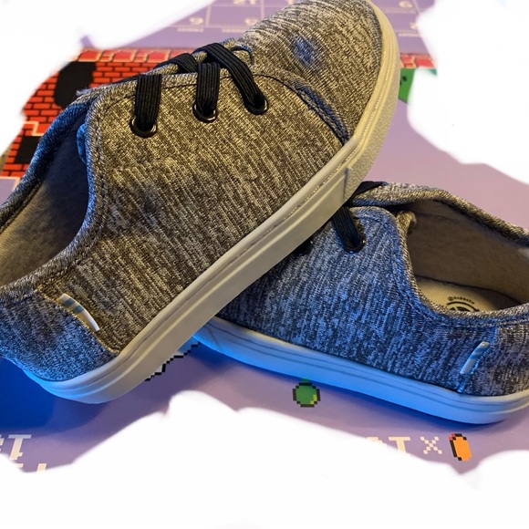 Toddler TOMS. T9  Like New - Picture 7 of 7